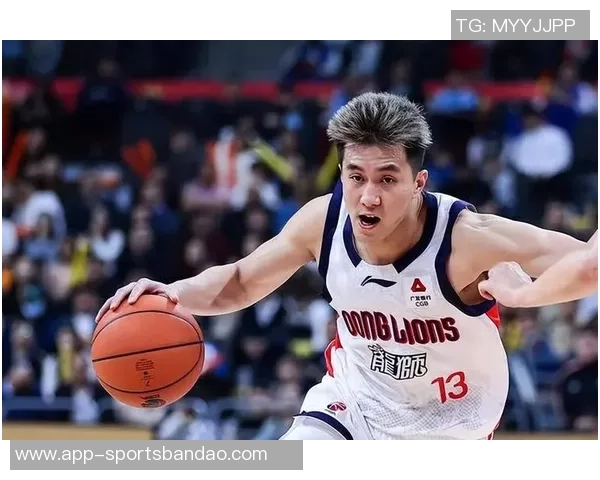 郭艾伦次节末表现出色助力球队追分半场贡献6分2助展现全面能力